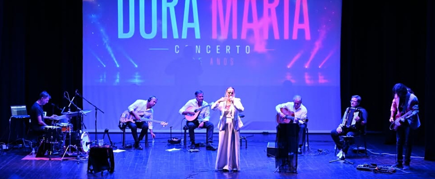 Dora Maria celebrou 25 anos de carreira com casa cheia dora not
